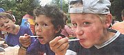 Vincent und Till mussten beim Wettbewerb um die Nudel-Hoheiten Marlene(5) und Florian(11) den Vortritt lassen. Beim Nudelessen der Bürgerstiftung für Ferienpass-Kinder schlemmten sie gestern aber in der ersten Reihe: Montag-Catering hatte zwölf Kilo Nudeln gekocht.
