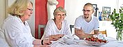Doris Elfert, Eleonore Bleicher (Bürgerstiftung) und Robert Backe (Wahlverwandtschaften) organisieren das "Diner blanc". Foto: Stefanie Lachmann