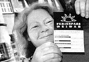 FERIENPASS: Mit dem ersten Ferienpass, den Doris Elfert hier präsentiert, stehen Kindern für zwei Ferienwochen viele Angebote offen.