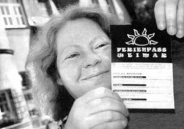 FERIENPASS: Mit dem ersten Ferienpass, den Doris Elfert hier präsentiert, stehen Kindern für zwei Ferienwochen viele Angebote offen.