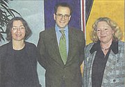 Bürgerengagement macht Spaß! Jenoptik-Chef Alexander von Witzleben und die Vorsitzenden der Bürgerstiftung Doris Elfert (r.) und Petra Streit (l.)