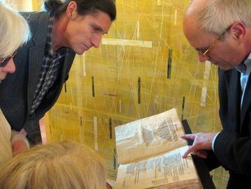 Dr. Knoche (re) mit einer seiner Kostbarkeiten.