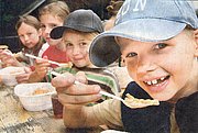 Nudeln und Tomatensosse hinterlassen bekanntermaßen Spuren auf Gesicht und Kleidung des verzehrenden Kindes. Sponsor des Monzags-Klassikers, der gestern auf der Station Junger Naturforscher am Papiergraben open air an Ferienkinder mit Mordsappetit ausgeteilt wurde, war die Bürgerstiftung. Eigens dafür kamen aus dem Sortiment der Klassikernudeln die "Schillerlocken" in den Topf. Nach dem Fototermin gab es für Dominik, Charlotte, Maria und Julia keine Zurückhaltung mehr.